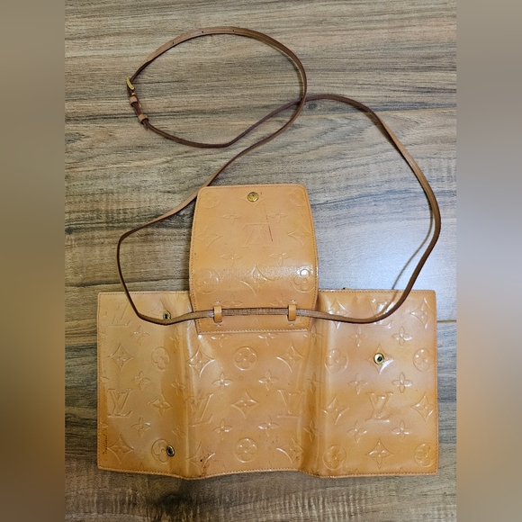 Louis Vuitton Monogram Vernis Walker Rose Wallet Bag - Picture 17 of 17